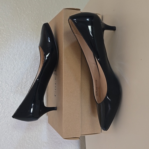 NWT, Cole Haan Navy Blue kitten heels,sz 5.5 - Picture 5 of 8